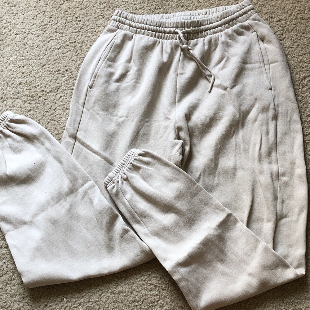 Old Navy light tan sweatpants
Women’s small tall